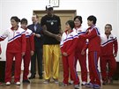 Dennis Rodman pózuje se severokorejskými sportovci.