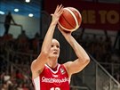 eská basketbalistka Petra Kulichová stílí na ukrajinský ko.