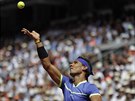 Rafael Nadal pi podání bhem finále Roland Garros proti Stanu Wawrinkovi.