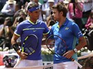 Jdeme na to. Finalisté Rafael Nadal (vlevo) a Stan Wawrinka se chystají na...