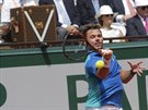 Stan Wawrinka trefuje míek ve finále Roland Garros.