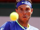 Soustední. Rafael Nadal sleduje míek ve finále Roland Garros.