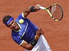 Rafael Nadal servíruje ve finále Roland Garros proti Stanu Wawrinkovi.