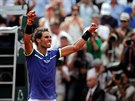 Jsem ampion. Rafael Nadal se raduje ze zisku jubilejního titulu z Paíe.