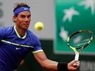 Rafael Nadal zahrává úder ve finále Roland Garros.