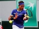 Rafael Nadal hraje forhendem ve finále Roland Garros.