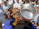 Rafael Nadal s trofejí pro ampiona Roland Garros.