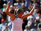 TO JE RADOSTI! Jelena Ostapenková po triumfu na Roland Garros.