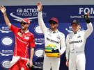 Lewis Hamilton slaví triumf v kvalifikaci na Velkou cenu Kanady (uprosted),...