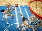Ukrajinská basketbalistka Arina Bilocerkivská zakonuje na ko v duelu proti...