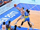 panlská basketbalistka Alba Torrensová zakonuje na ko v duelu proti...