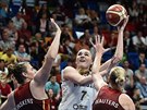 Ruská basketbalistka Marija Vadjevová zakonuje na ko v duelu proti Belgii....