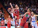 Maarská basketbalistka Krisztina Raksányiová (v erveném) míí na eský ko.