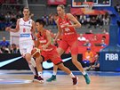 eská basketbalistka Ilona Burgrová (v bílém) v utkání proti Maarsku. Uniká jí...