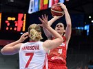 eská basketbalistka Alena Hanuová (v bílém) brání v utkání proti Maarsku....