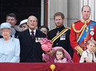Královna Alžběta II., princ Philip, princ Harry, vévodkyně Kate, princ William,...