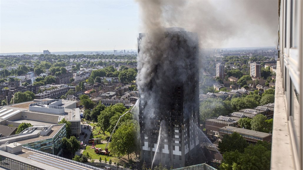 Po�ár zachvátil londýnskou vý�kovou budovu Grenfell Tower. (14. 6. 2017)