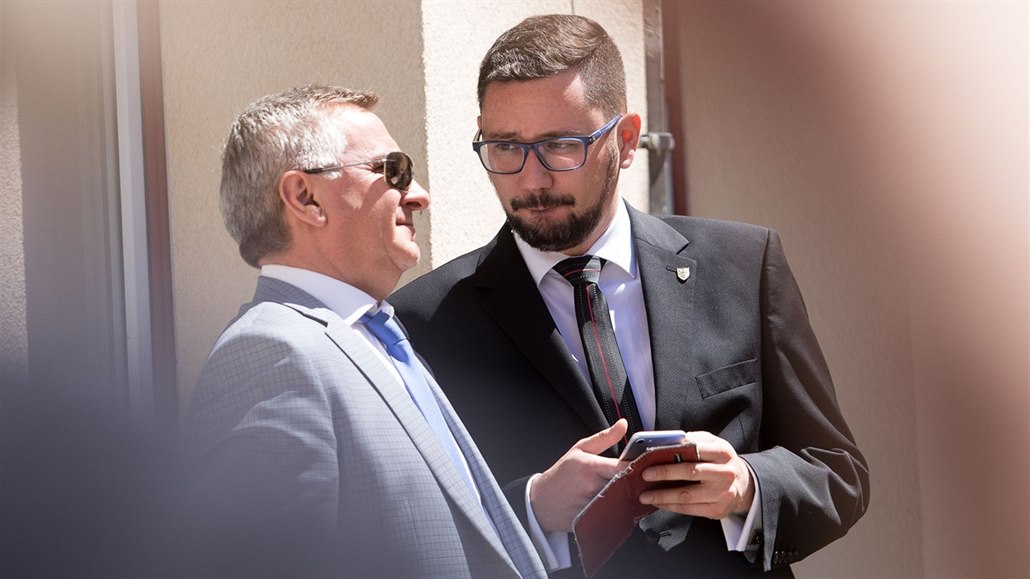 Aktivista Luděk Maděra požadoval informace také o platech hradního kancléře Vratislava Mynáře (vlevo) a prezidentova mluvčího Jiřího Ovčáčka.