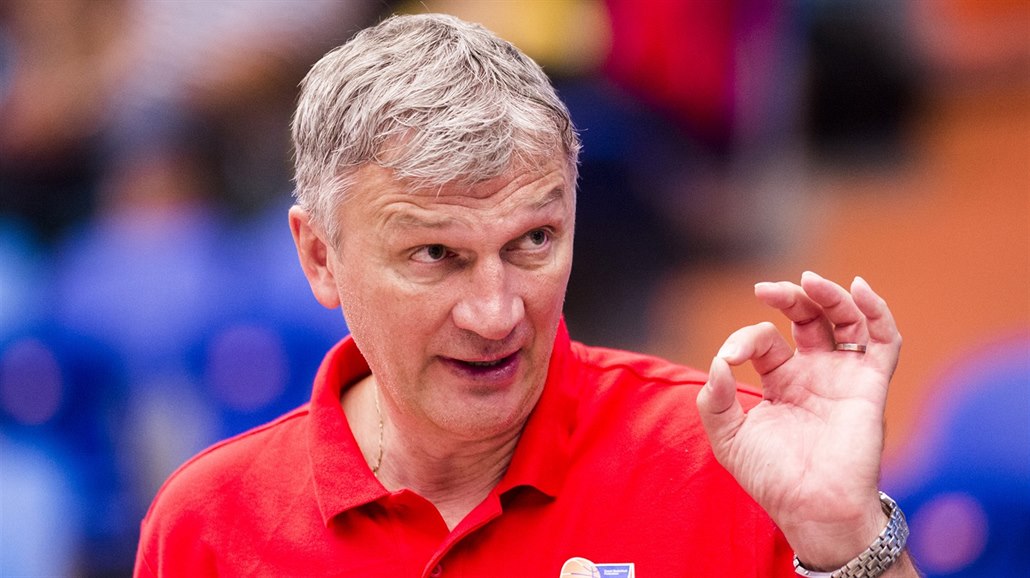 Ivan Bene� udílí p�i p�ípravném zápase s Chorvatskem rady hrá�kám �eského...