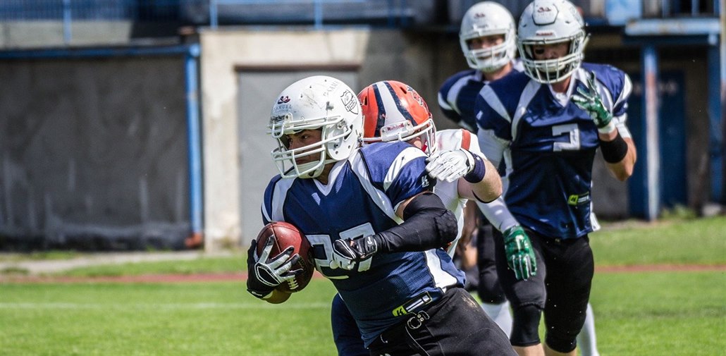 Runningback Dominik Dvorský z týmu Ostrava Steelers v akci.