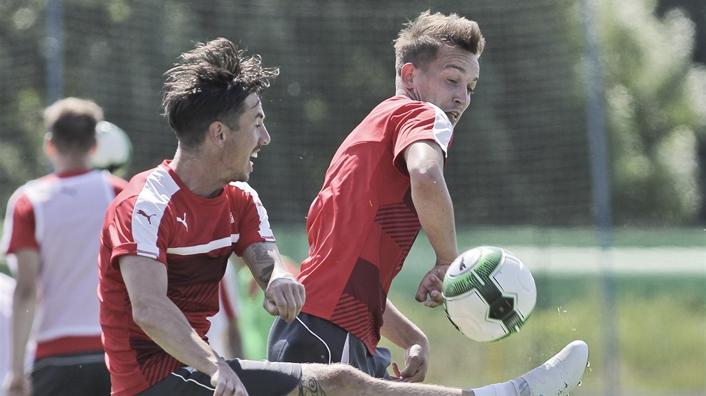 Milan Petr�ela (vlevo) na tréninku fotbalové Plzn�