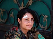 Kurdská bojovnice SDF v Rakká (15. června 2017)