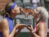 S trofejí. Šampionky. Bethanie Matteková-Sandsová a Lucie Šafářová slaví titul...