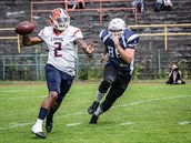 Defensive back Michal Fojtk (vpravo) z tmu Ostrava Steelers v akci.