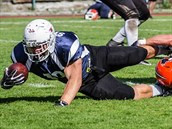 Tight end/wide receiver Ji Lika (vlevo) z tmu Ostrava Steelers v akci.