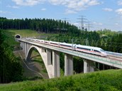 Nová trať má označení VDE 8, zkratka VDE je ze slova Verkehrsprojekt Deutsche...