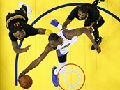 Kevin Durant z Golden State je u me, atakuj ho clevelandt J. R. Smith...