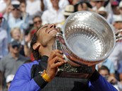 Rafael Nadal s trofej pro ampiona Roland Garros.