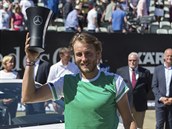 Lucas Pouille s trofej pro vtze turnaje ve Stuttgartu