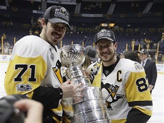 Jevgenij Malkin (vlevo) a Sidney Crosby z Pittsburghu pózují se Stanley Cupem.