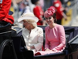 Vévodkyn z Cornwallu Camila a vévodkyn z Cambridge Kate pijídjí do...