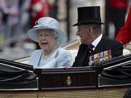 Královna Albta II. s manelem princem Philipem bhem oficiálních oslav jejích...