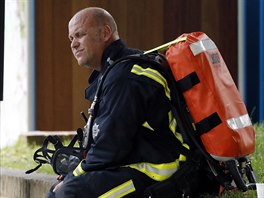 Odpovajc hasi u poru budovy Grenfell Tower v Londn (14.6.2017)