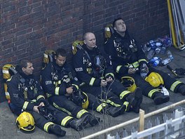 Hasii odpovaj bhem zsahu u Grenfell Tower (14. ervna 2017)