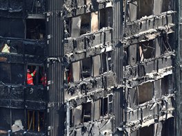 Vový dm Grenfell Tower eká po poáru demolice.