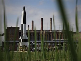Výzkumné centrum v Peenemünde. Na podstavci stojí první balistická raketa světa...
