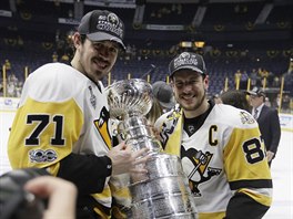 Jevgenij Malkin (vlevo) a Sidney Crosby z Pittsburghu pzuj se Stanley Cupem.