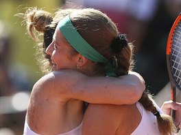 Simona Halepov (vlevo) gratuluje Jelen Ostapenkov k triumfu na Roland Garros.