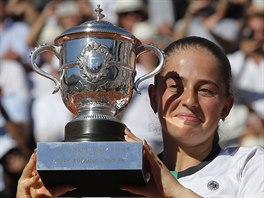 TA JE FAKT MOJE? Jelena Ostapenkov s trofej pro vtzku Roland Garros.