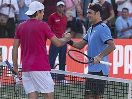 Roger Federer (vpravo) gratuluje Tommy Haasovi k postupu na turnaji ve...