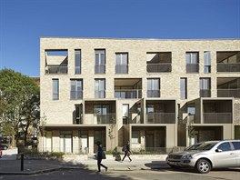 A bytový rezidenční komplex v nové čtvrti Ely Court v Londýně od Alison Brooks...