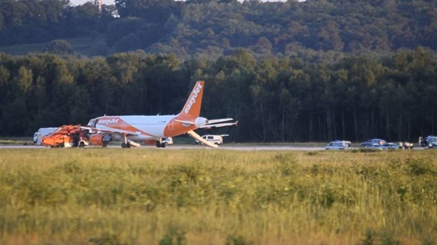 Letadlo spolenosti EasyJet na nmeckm letiti, kde nouzov pistlo. (11. 6. 2017)