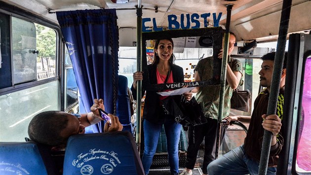 Novini ve Venezuele odkvaj zprvy rovnou v autobusech, aby unikli vldn cenzue. (7.6. 2017)