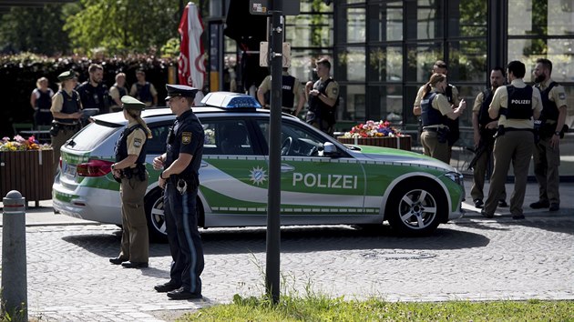 Policie zasahuje po stelb u Mnichova. tonk zranil ti lidi. (13.6. 2017)