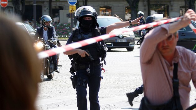 Policisté hlídkují  v okolí pařížské třídy Champs-Elysées, kde útočník najel autem do policejní dodávky. (19.6. 2017)