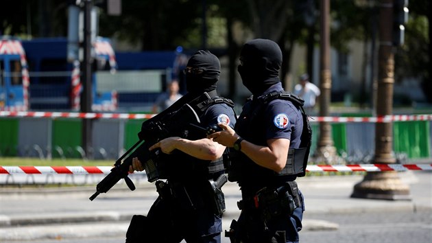 Policisté hlídkují  v okolí pařížské třídy Champs-Elysées, kde útočník najel autem do policejní dodávky. (19.6. 2017)
